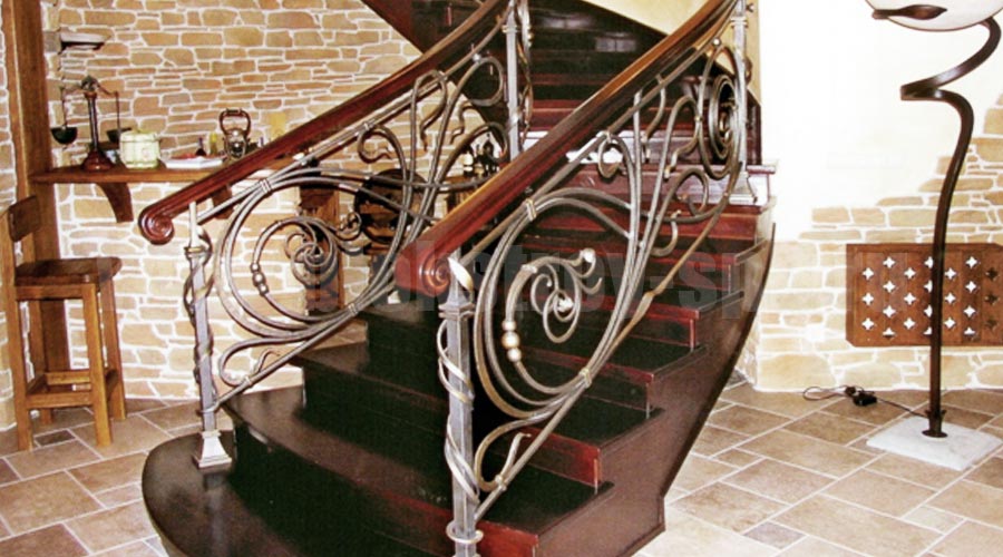 лестница с коваными перилами